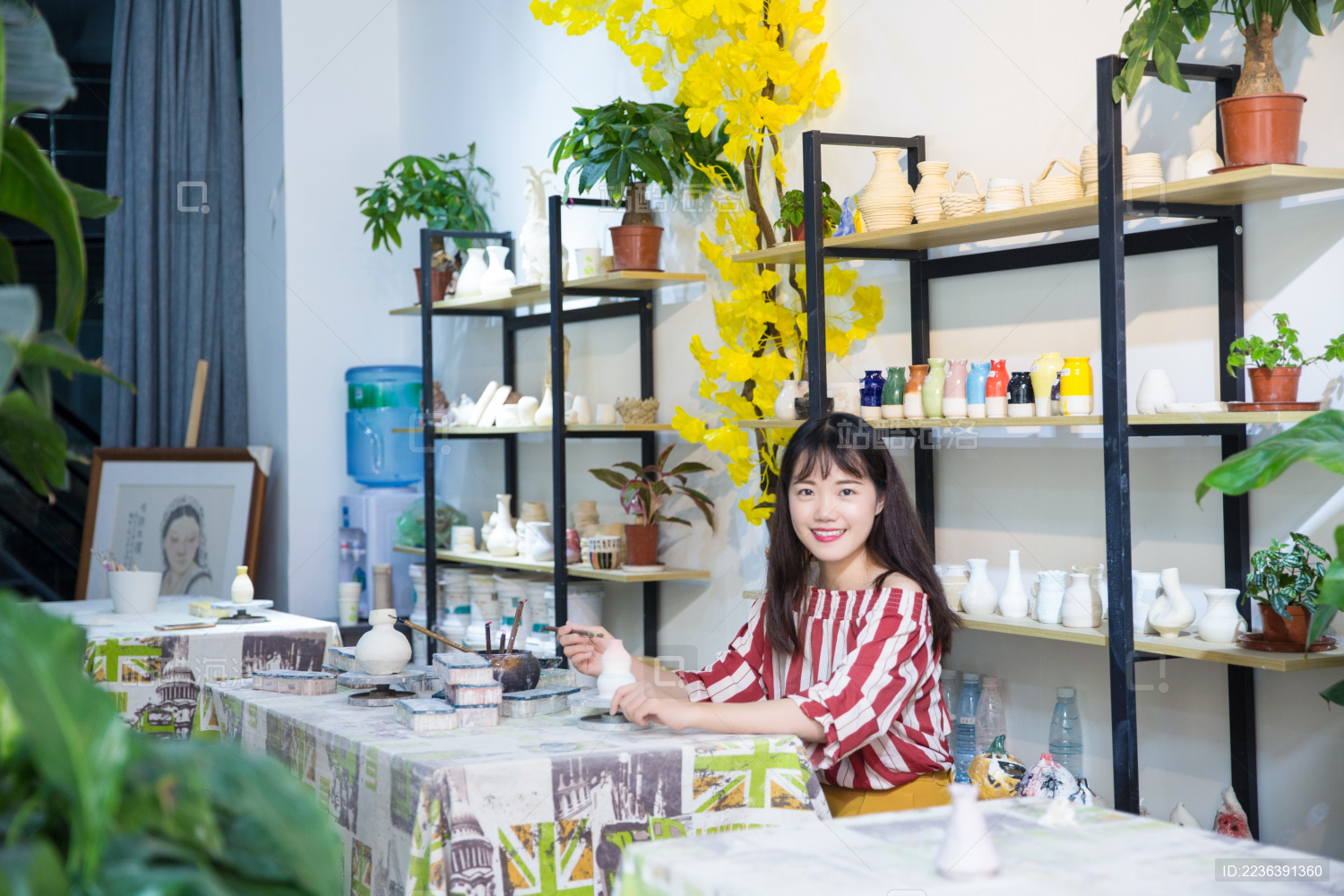 陶艺工作室女孩彩绘