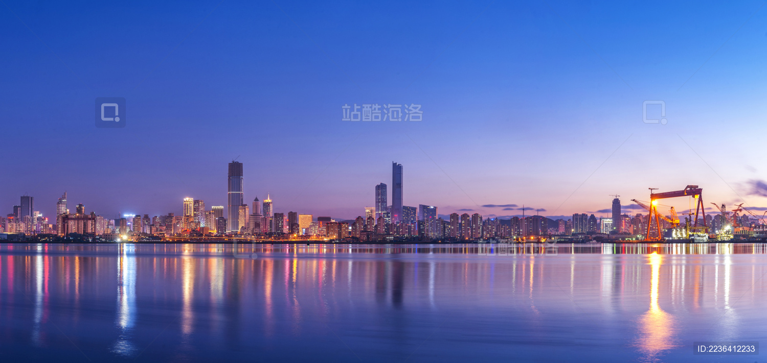 对岸的大连景色