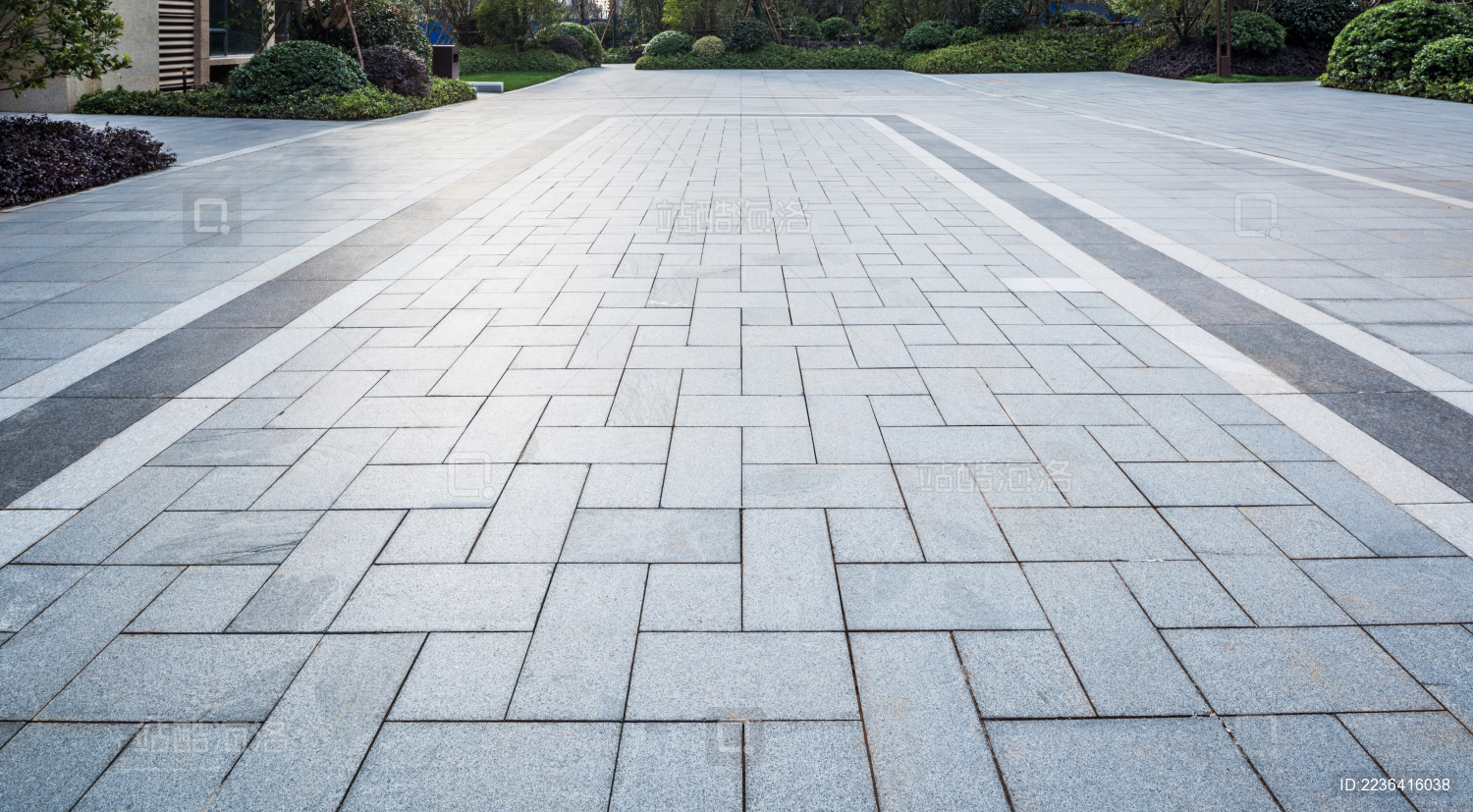 住宅区花园里广场上灰色大理石地砖