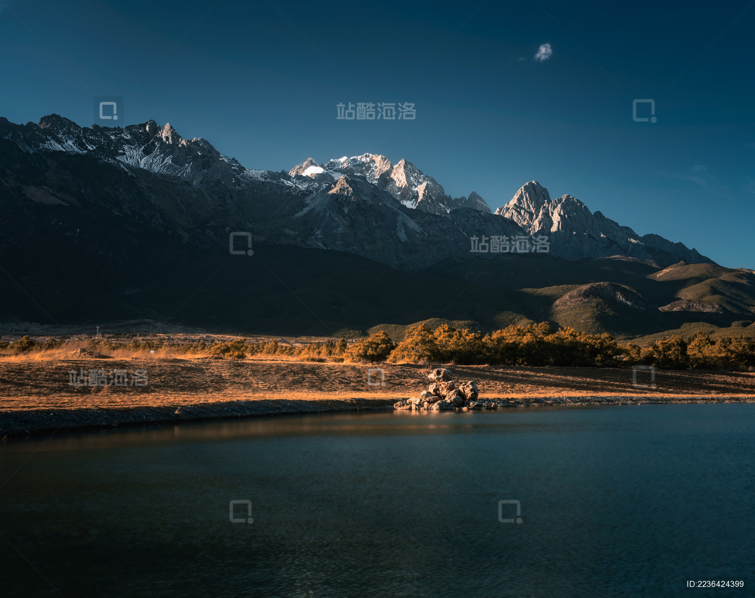 玉龙雪山山脚下