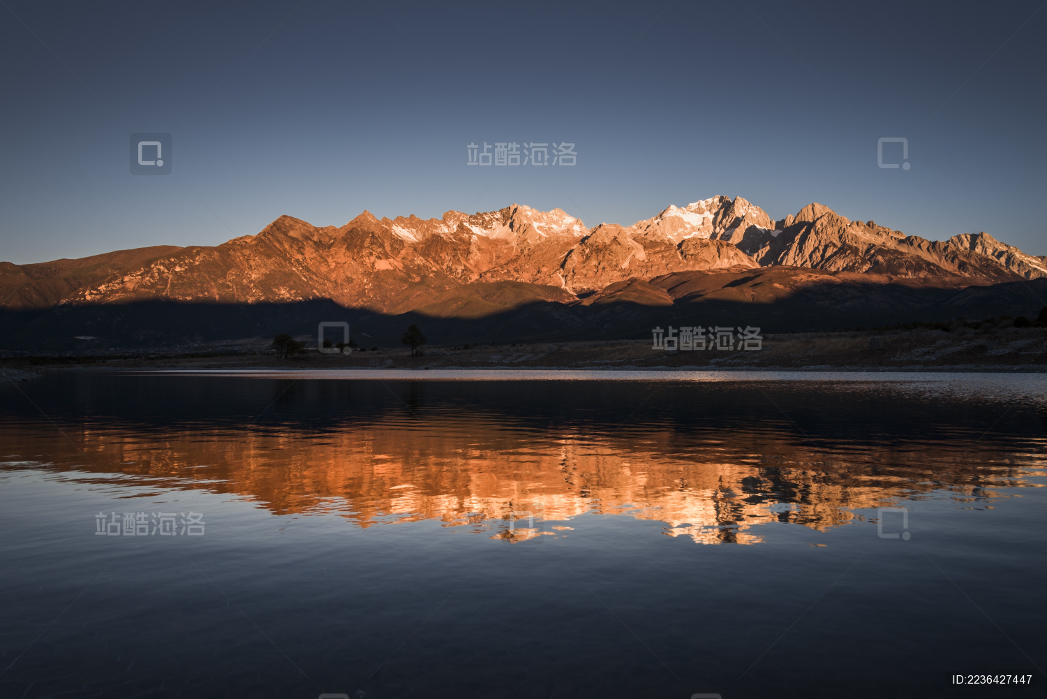 中国云南丽江玉龙雪山日出