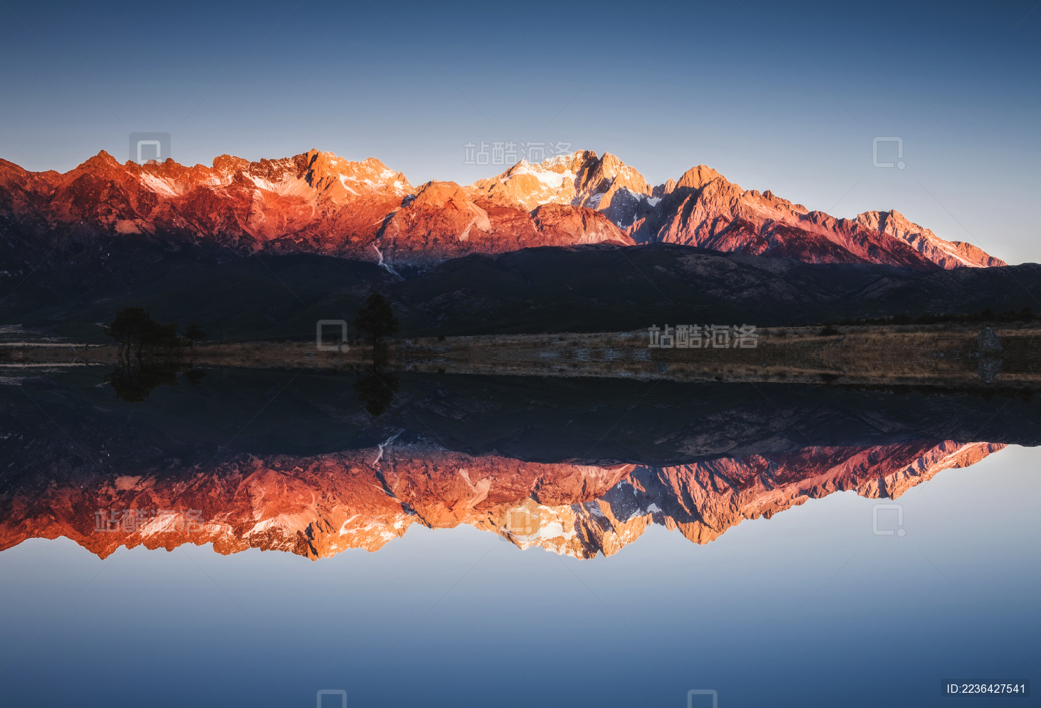 中国云南丽江玉龙雪山日出