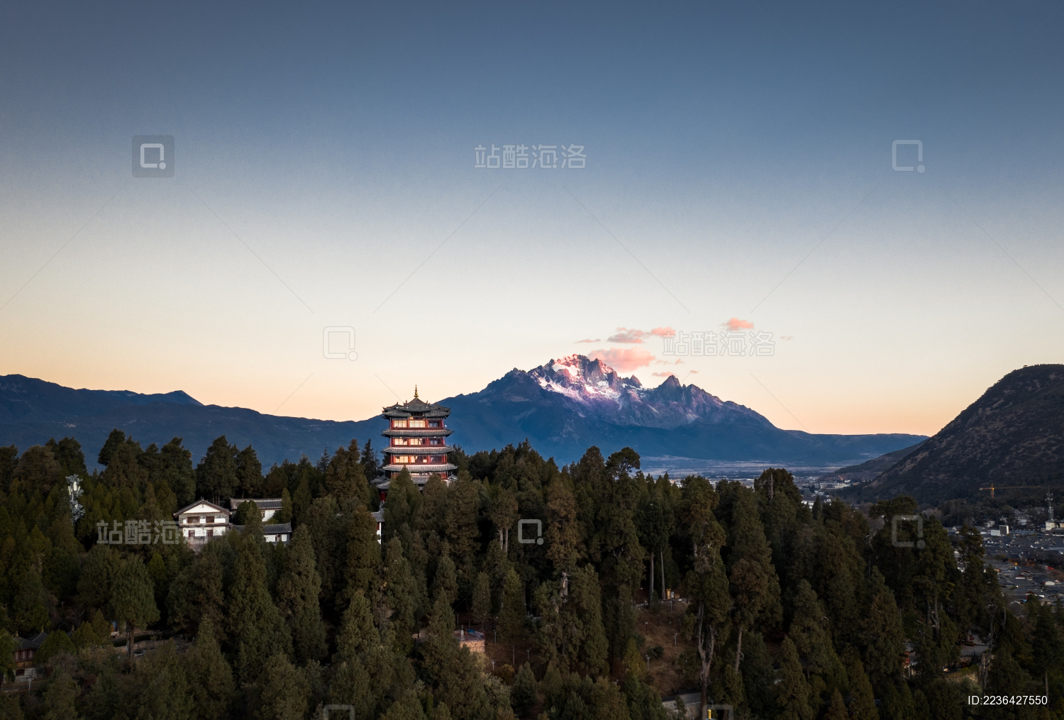云南丽江玉龙雪山脚下大研古城古建筑