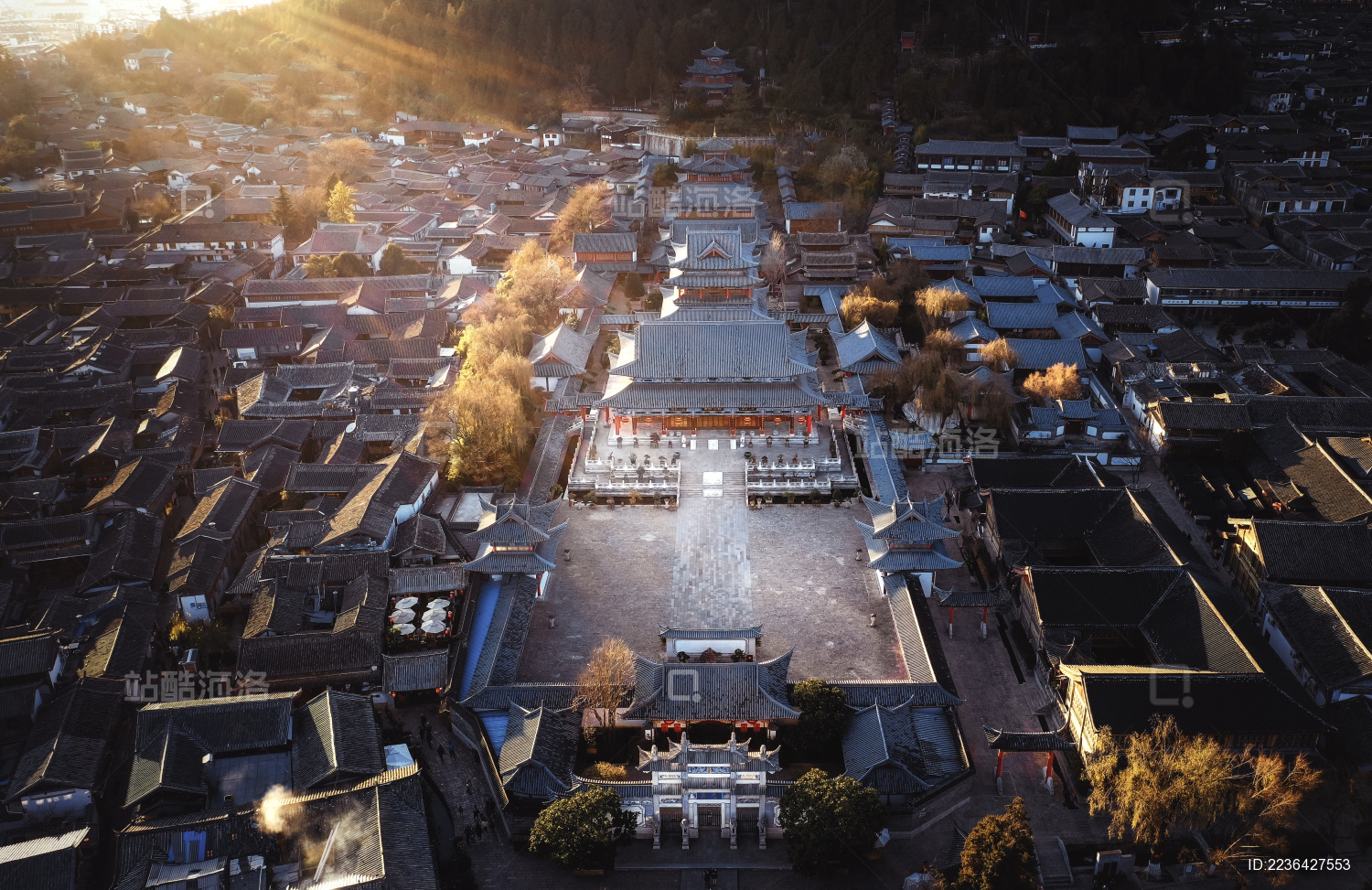 云南丽江玉龙雪山脚下大研古城古建筑