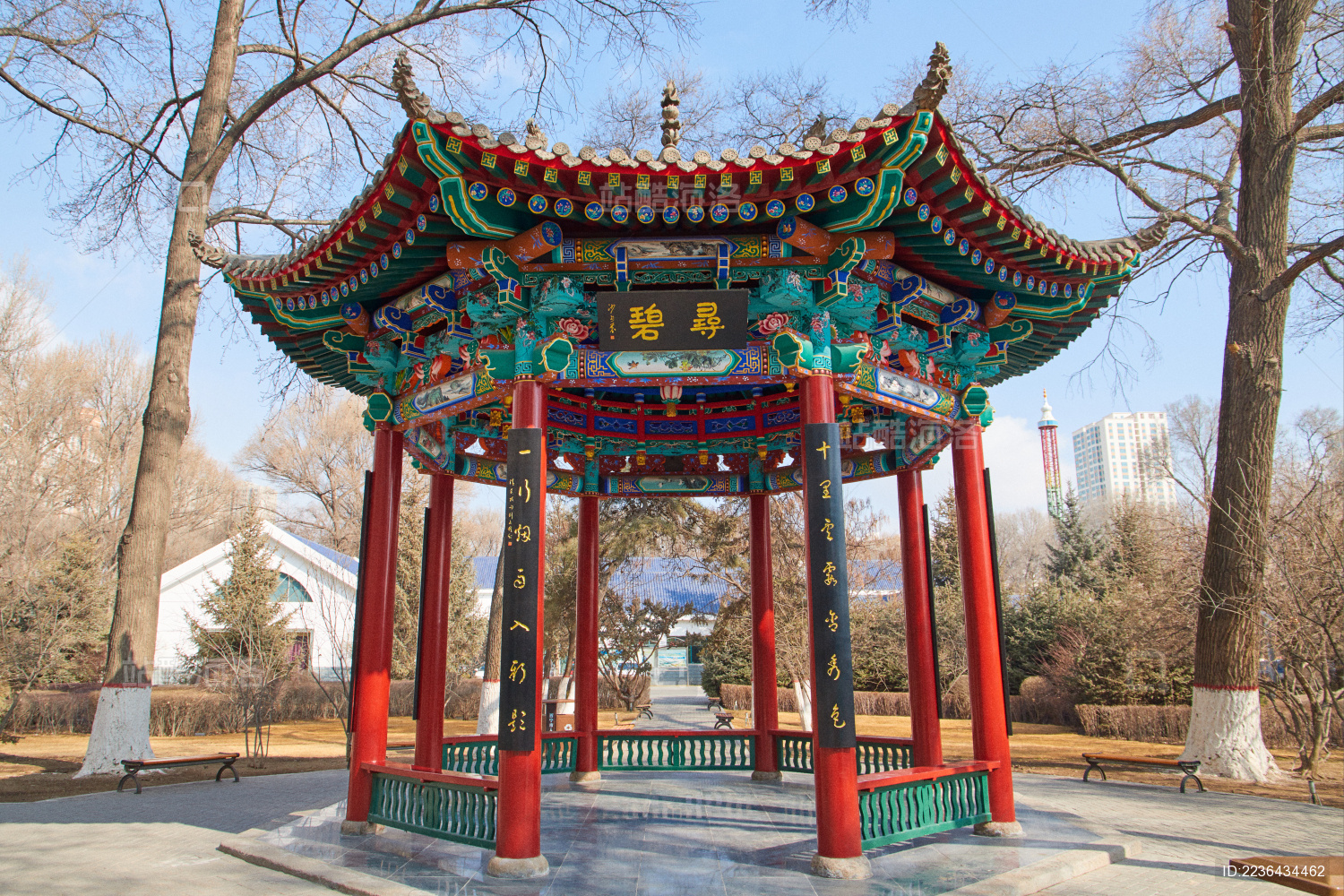 青海西宁市人民公园里的亭子