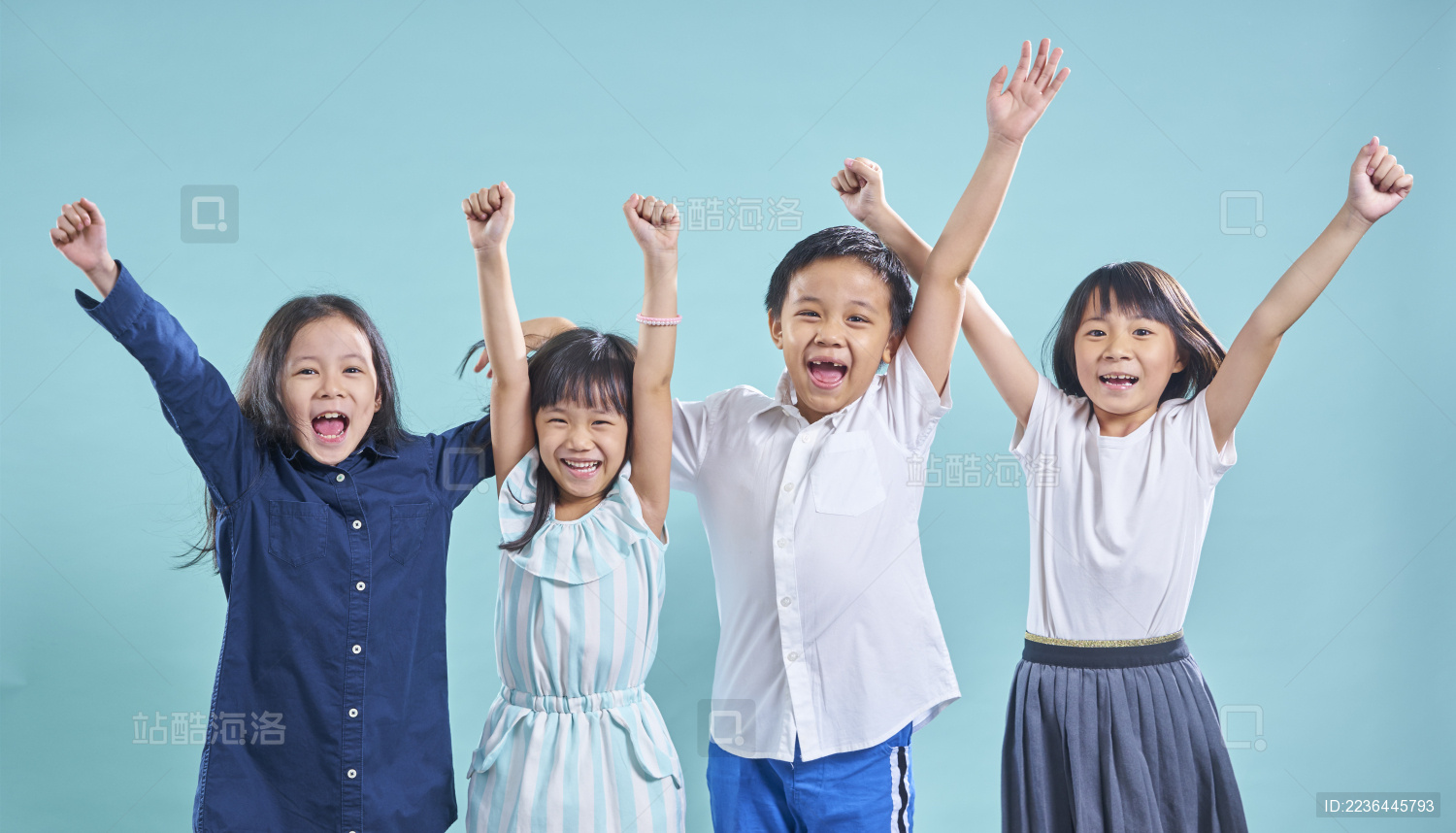 振臂一呼的男女小朋友们