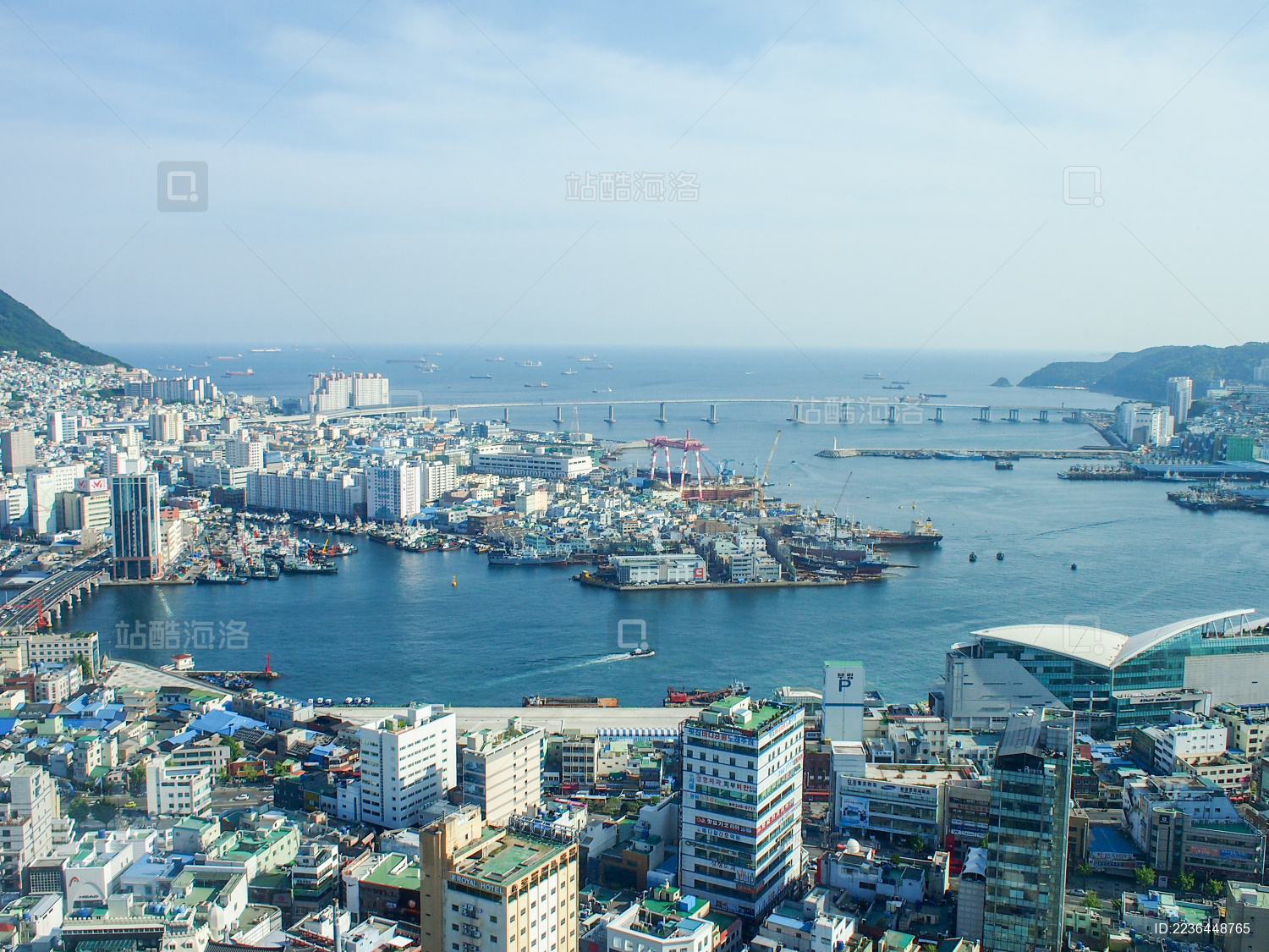蓝天下的韩国釜山港
