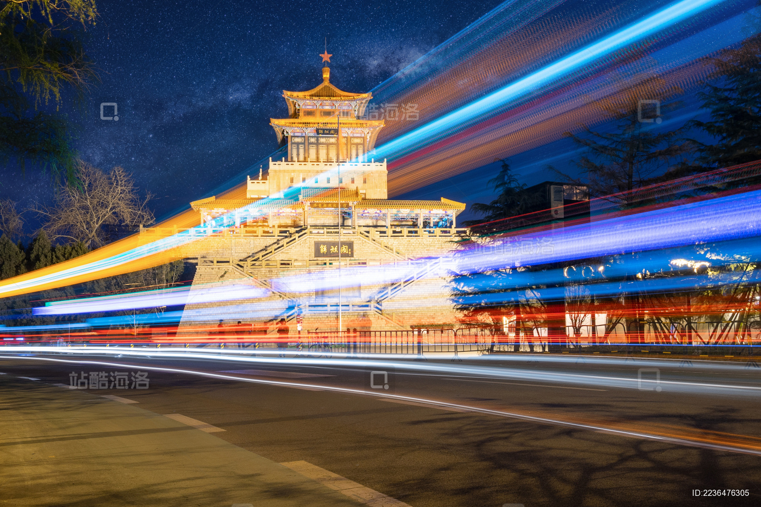 济南解放阁车流与星空