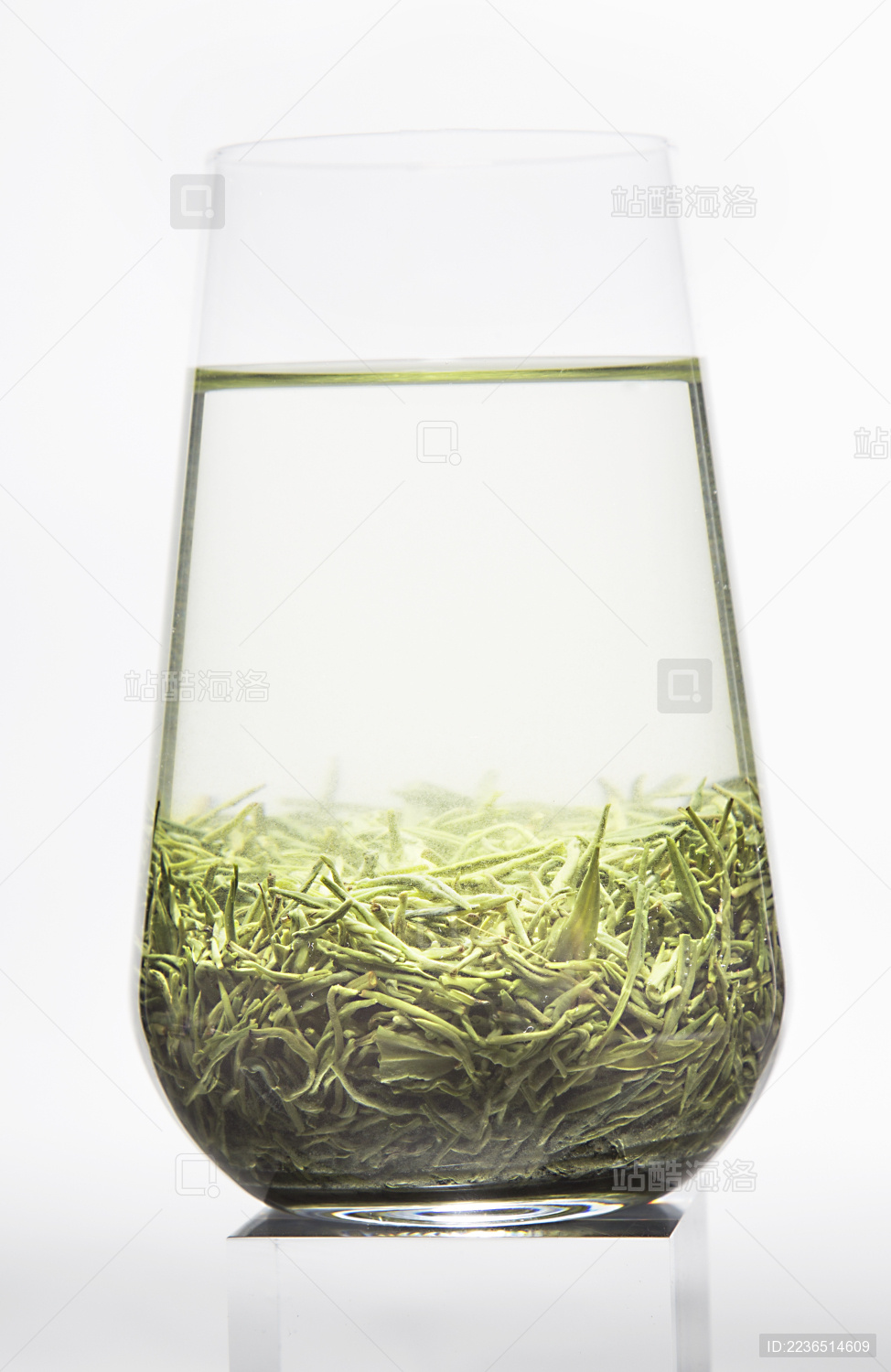 泡在玻璃杯里的信阳毛尖