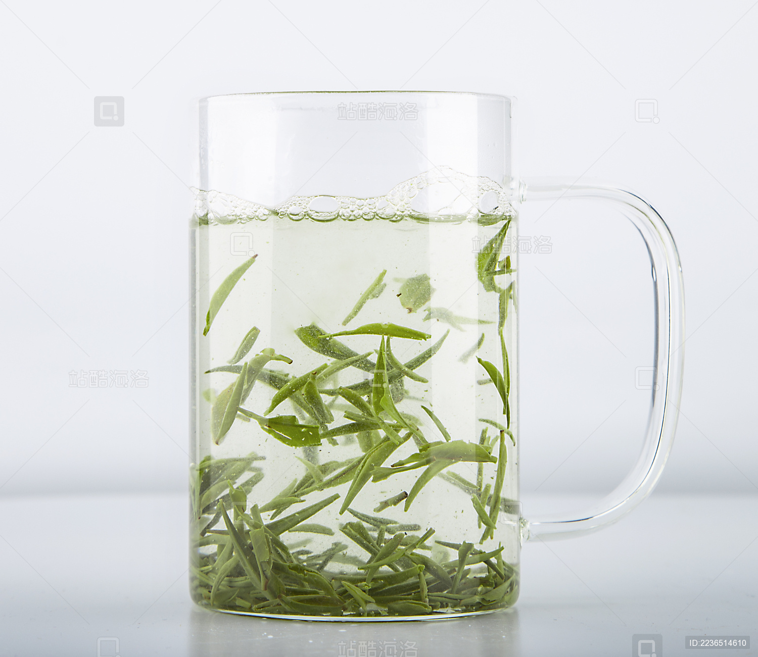 泡在玻璃杯里的信阳毛尖