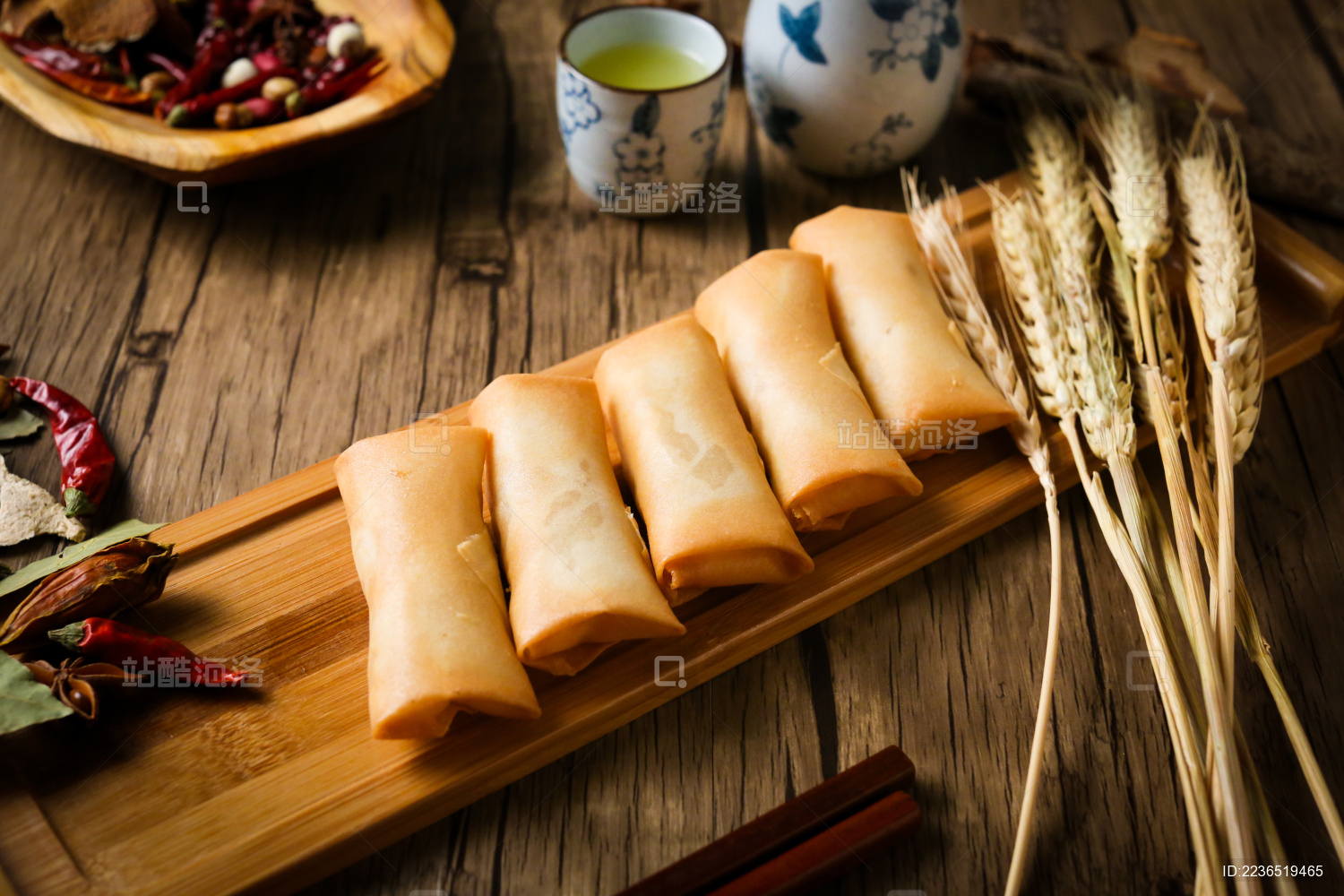 木板上的韭菜盒子