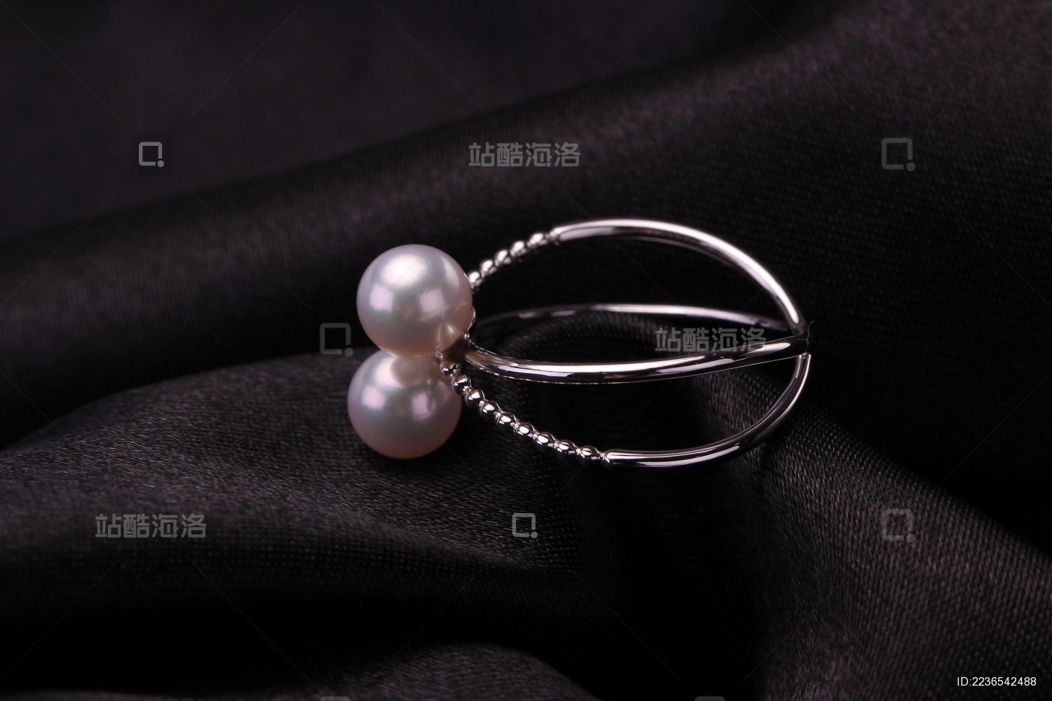珍珠银饰戒指放在黑色的背景中
