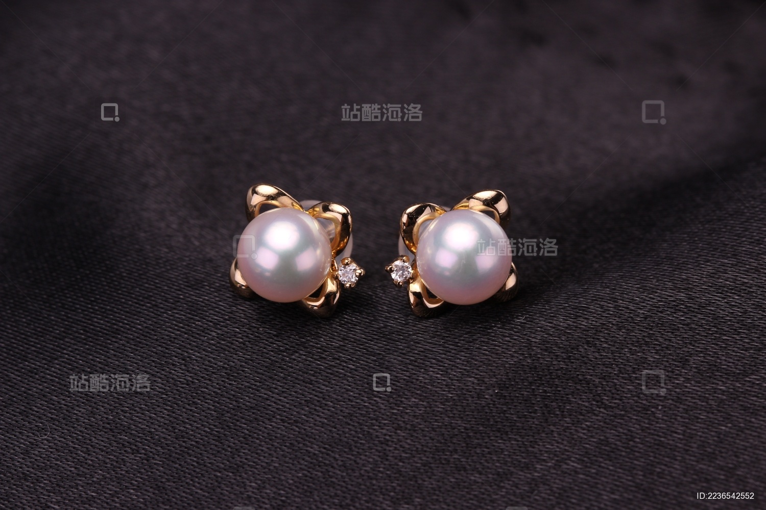 珍珠银饰耳环放在黑色的背景中