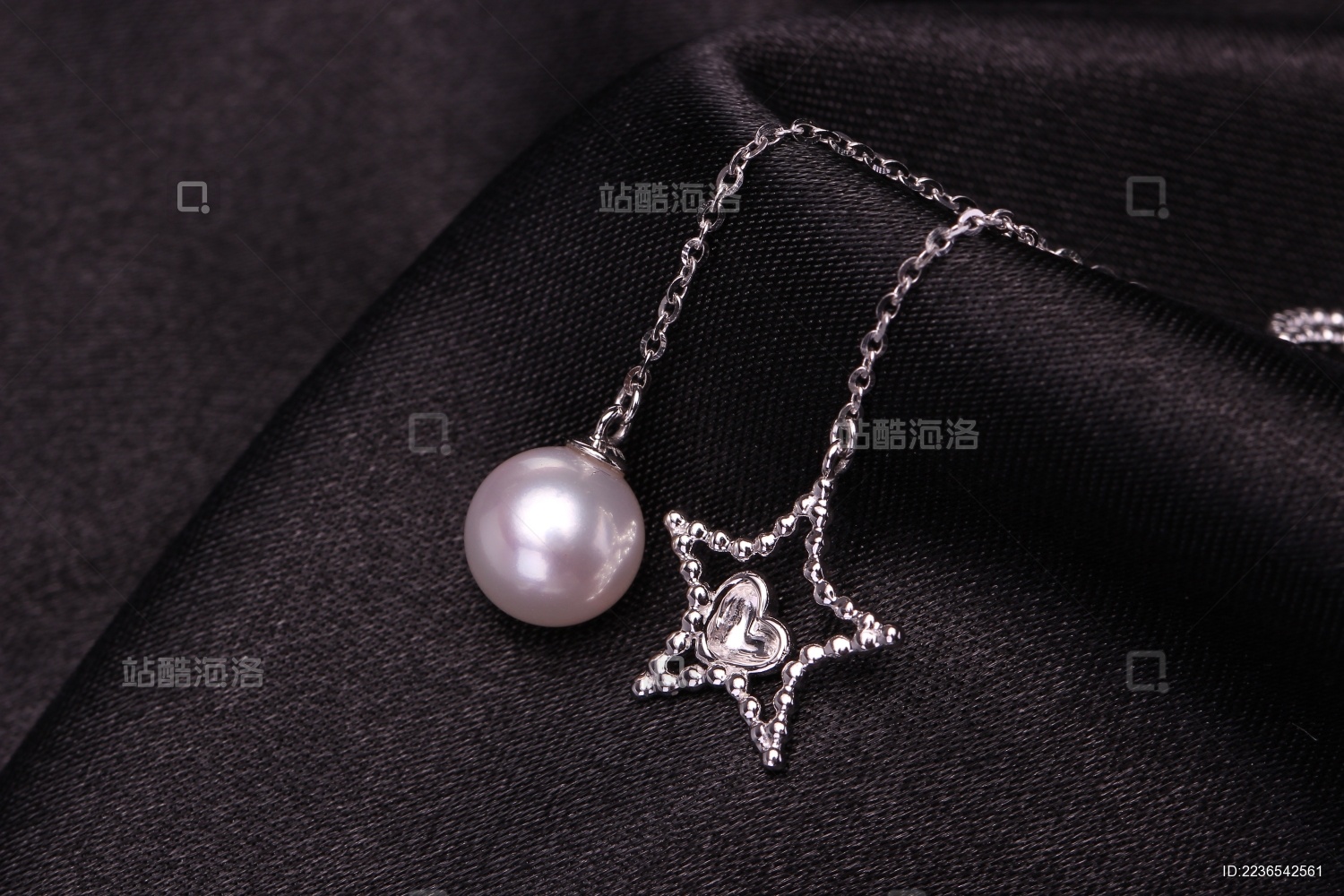 珍珠银饰耳环放在黑色的背景中