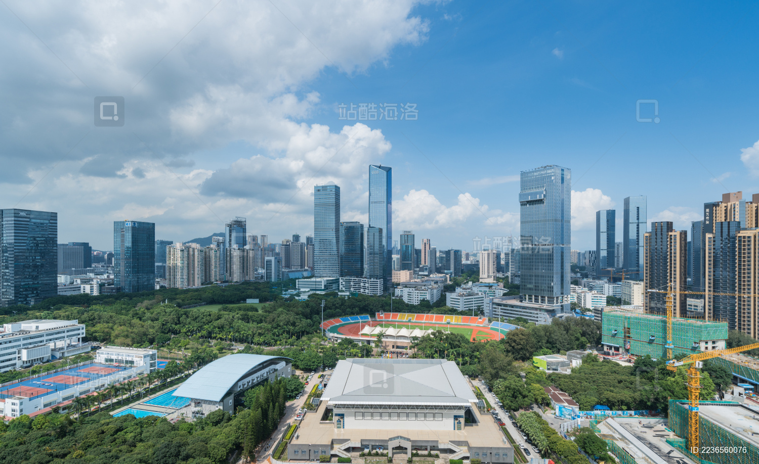 蓝天白云下的深圳大学深大科技园