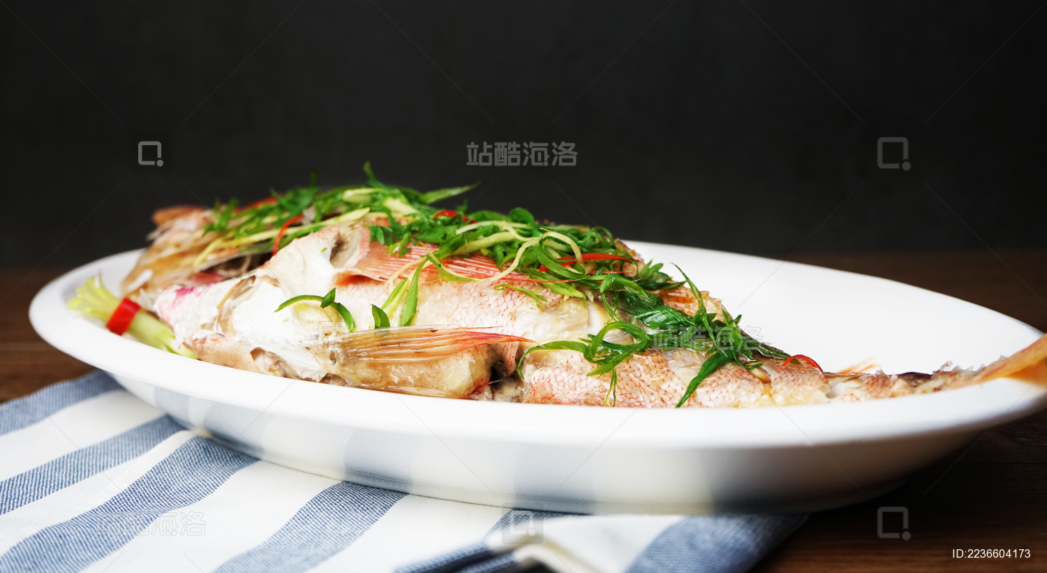家常清蒸石斑鱼的做法，鲜嫩美味，做法简单家常又好吃_哔哩哔哩 (゜-゜)つロ 干杯~-bilibili