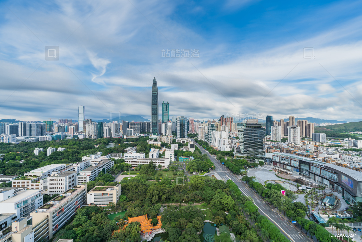 深圳罗湖城区京基一百地王大厦蓝天白云景色