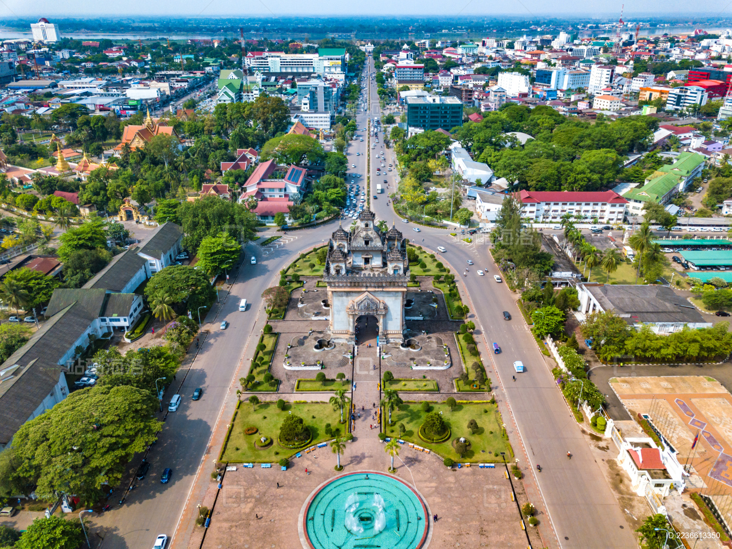 patuxaivictorygatelandmarkwarmonumentinthecentreofvie