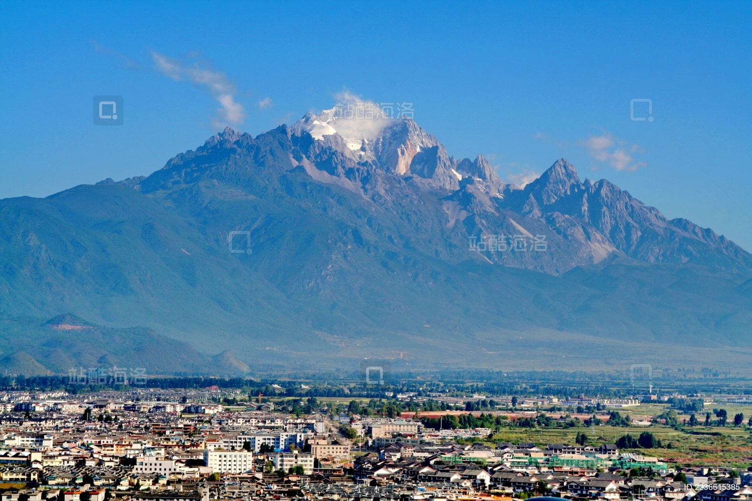 云南丽江古城的全景和玉龙雪山
