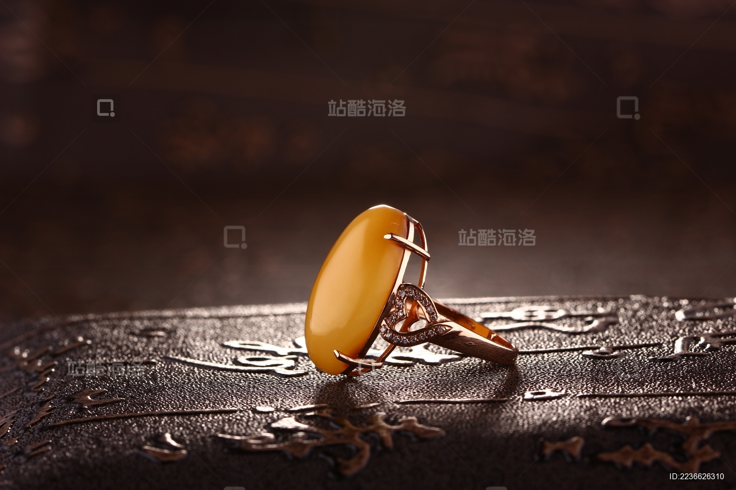 琥珀蜜蜡戒指放在深色的场景中