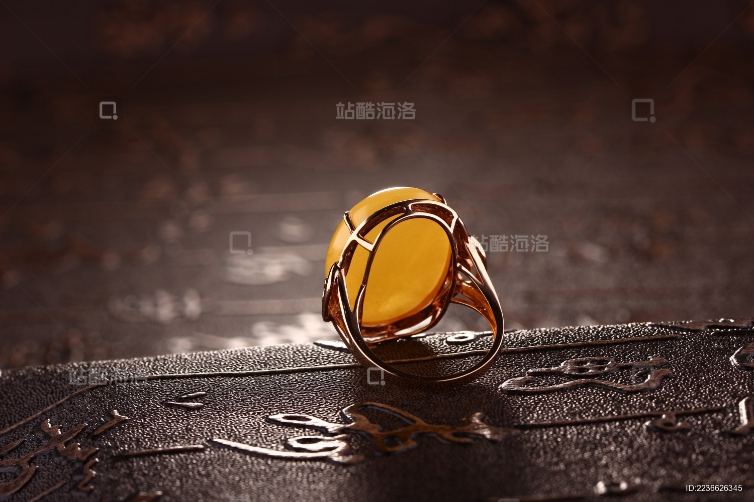 琥珀蜜蜡戒指放在深色的场景中
