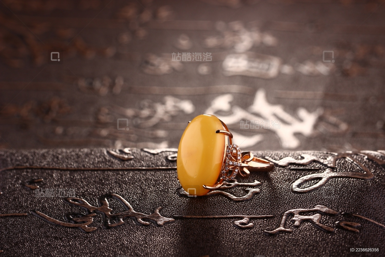 琥珀蜜蜡戒指放在深色的场景中
