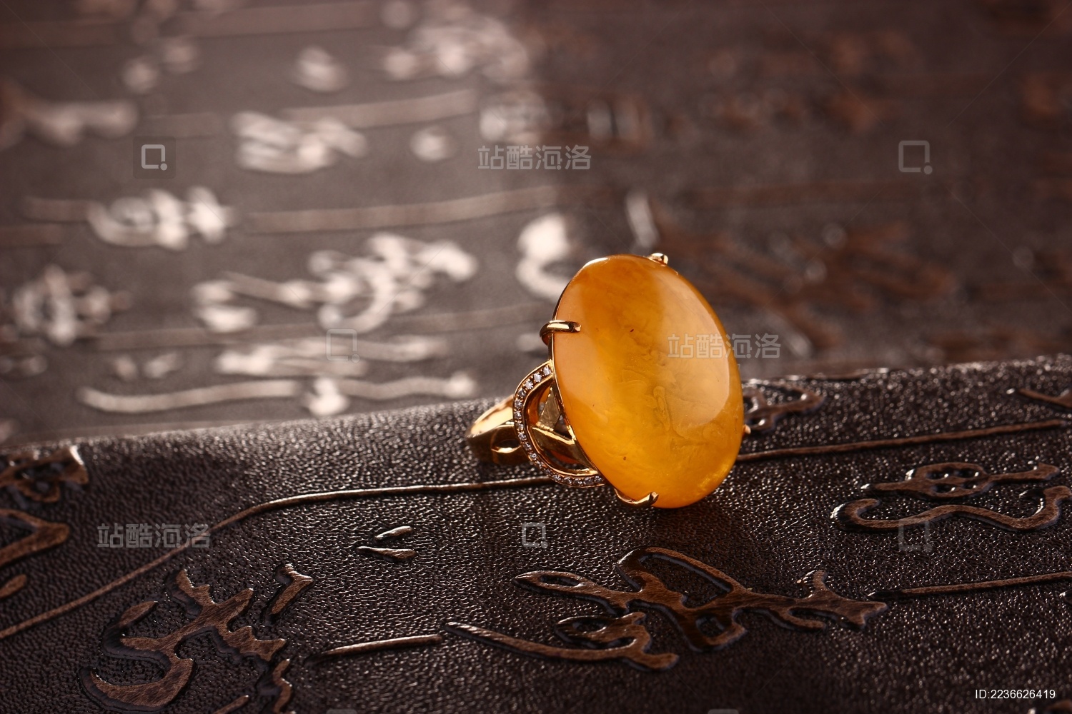 琥珀蜜蜡戒指放在深色的场景中