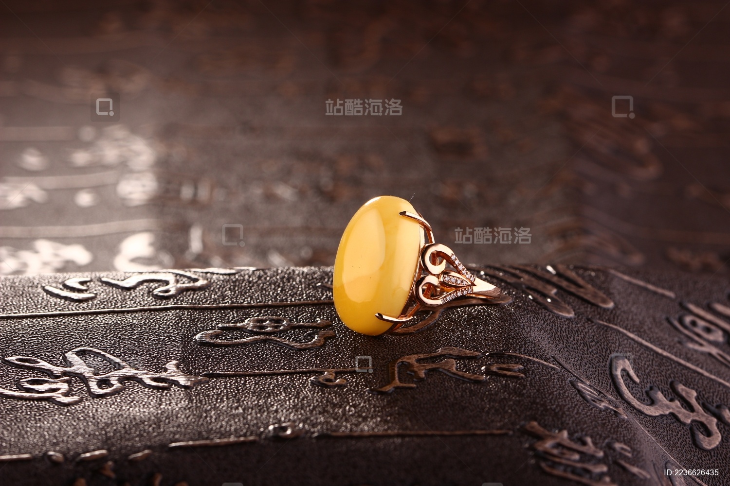 琥珀蜜蜡戒指放在深色的场景中