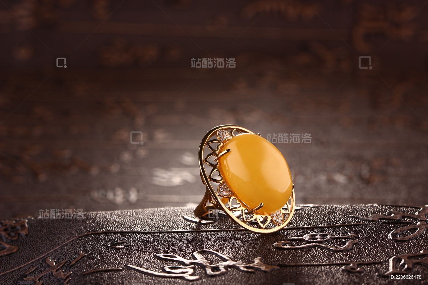 琥珀蜜蜡戒指放在深色的场景中
