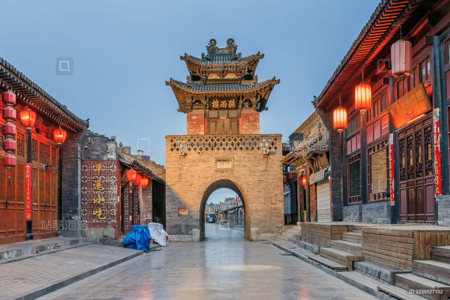 夜色下山西平遥县衙街上的观风楼