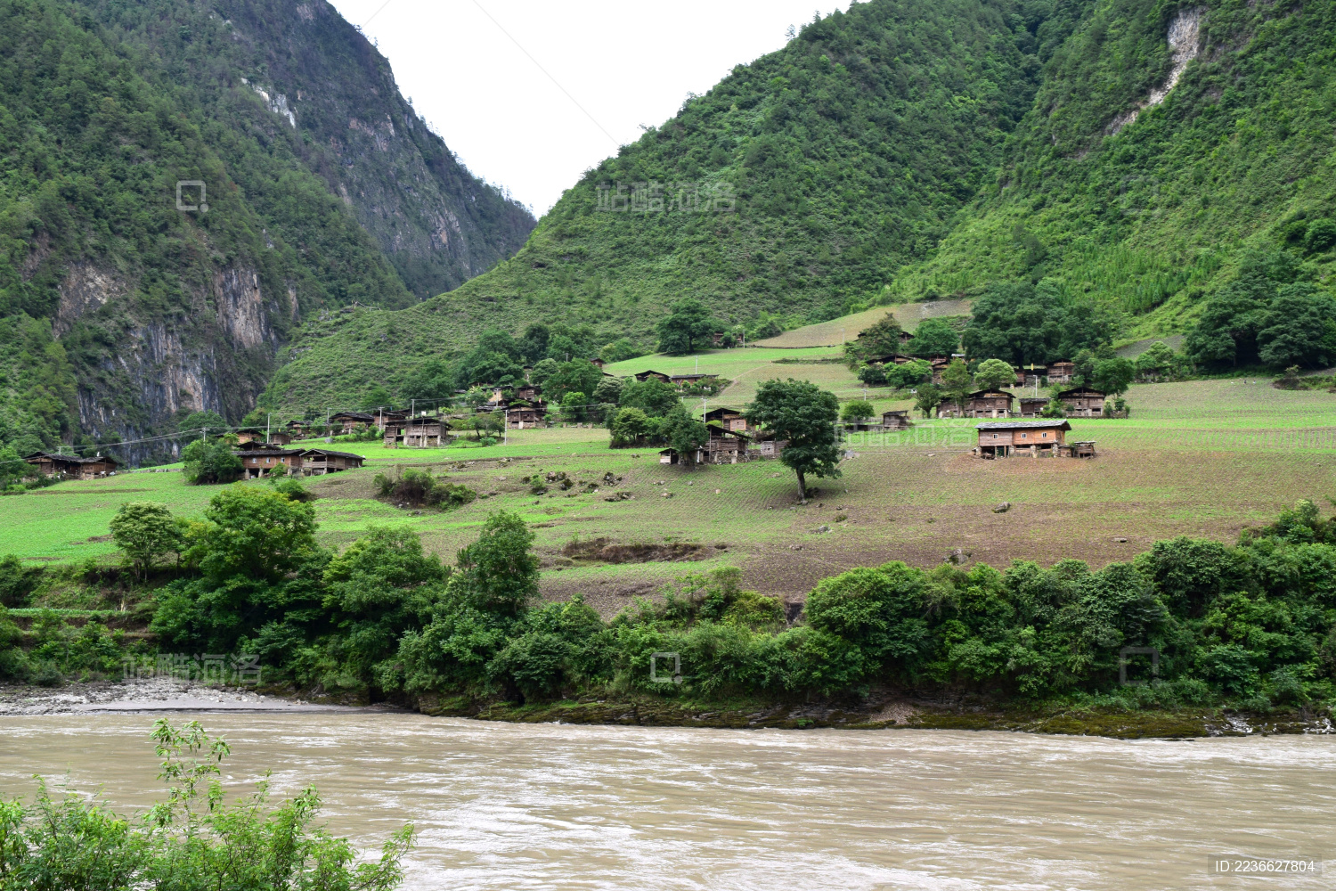 怒江大峡谷雾里村风光