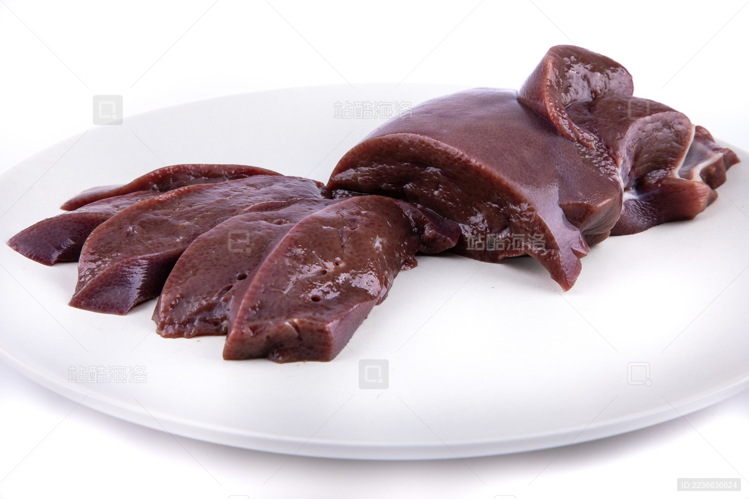 特写盘子装着新鲜切片猪肝