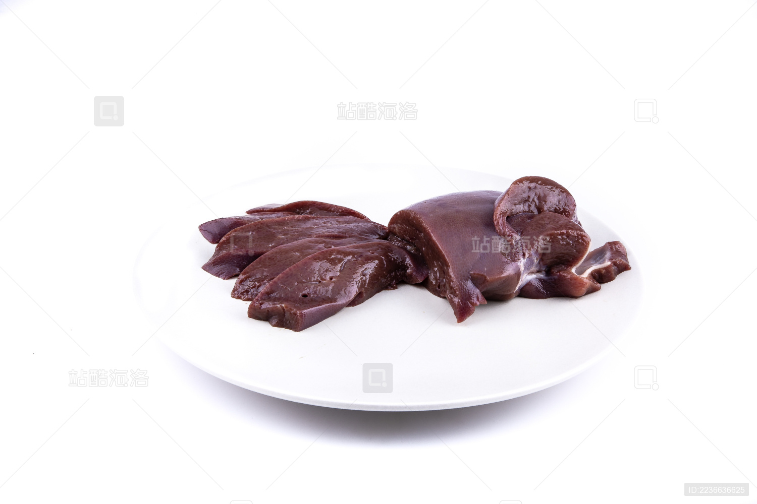 特写盘子装着新鲜切片猪肝