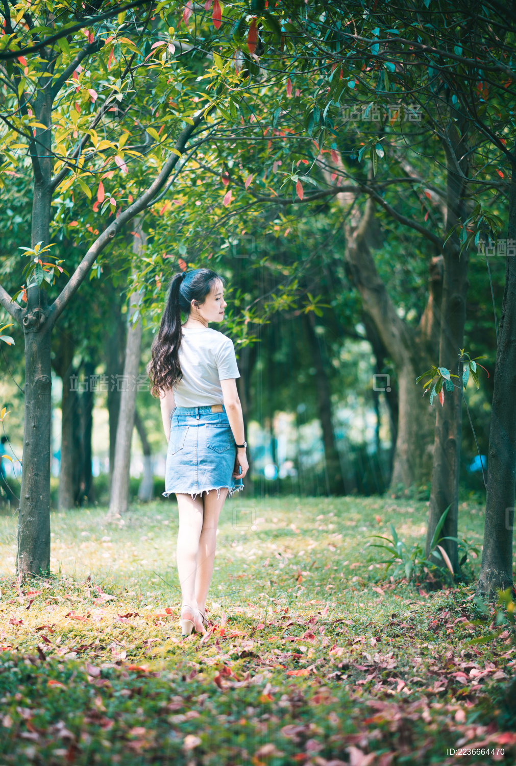 亚马尔晃倒后卫破门