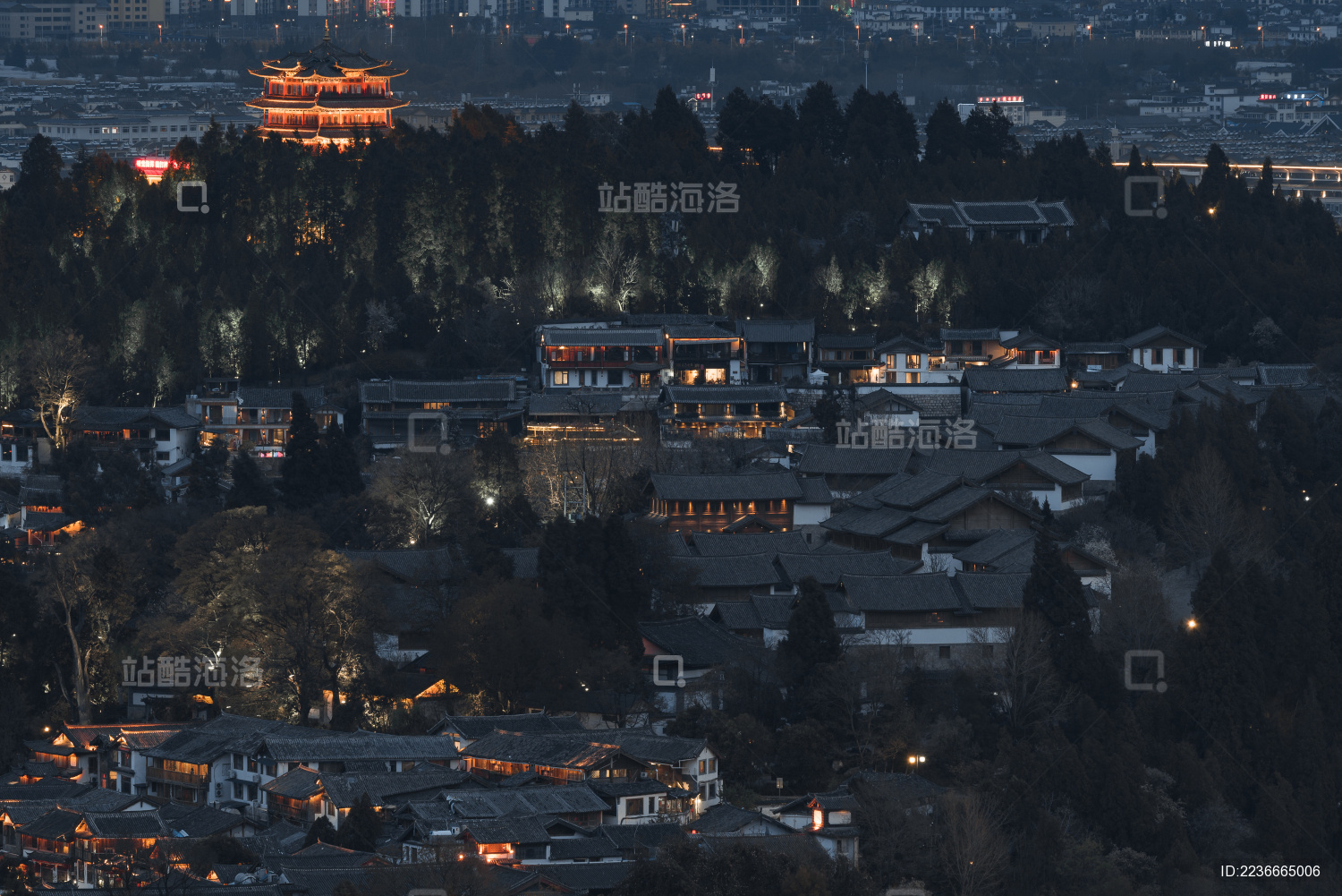 中国云南省丽江市夜晚的丽江古城