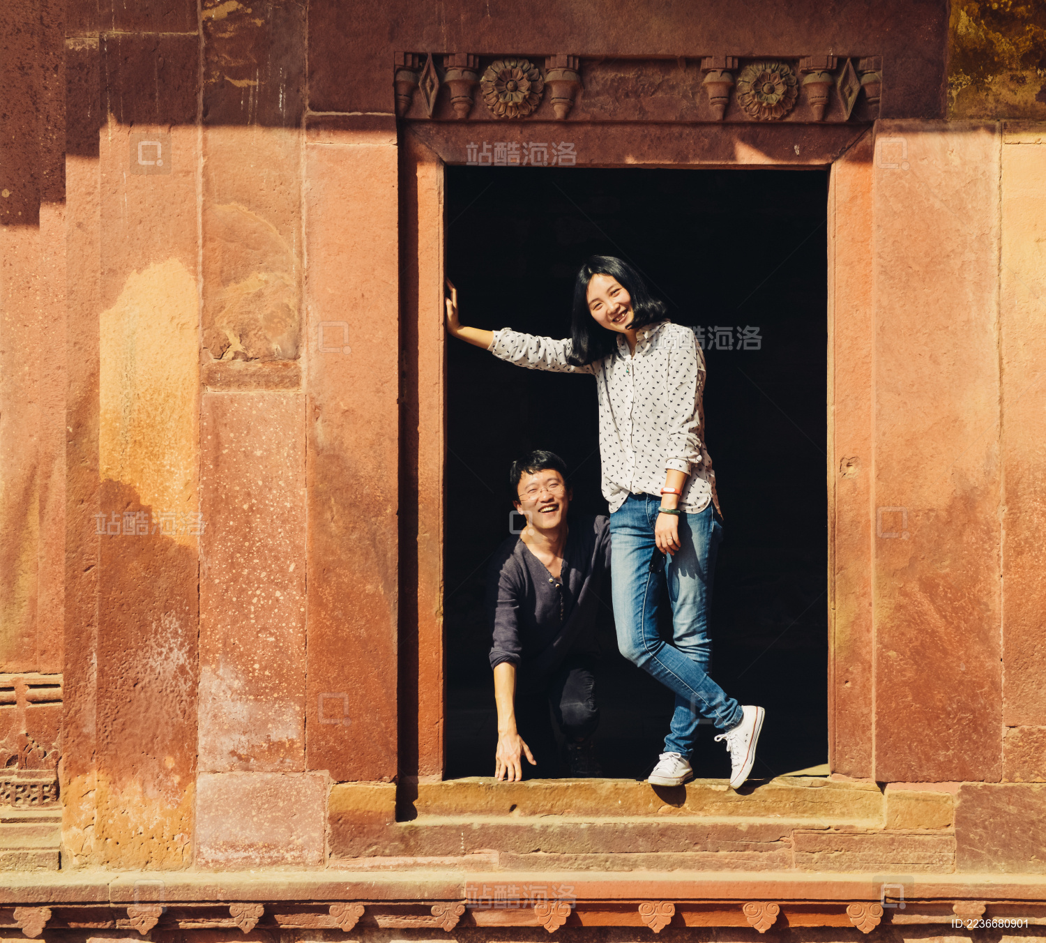 年轻中国情侣在印度阿格拉的法塔赫布尔西格里堡玩乐