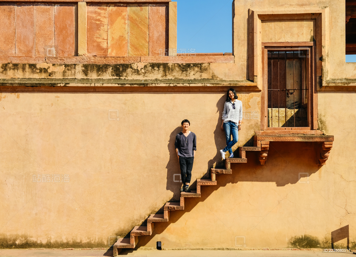 年轻中国情侣在印度阿格拉的法塔赫布尔西格里堡玩乐