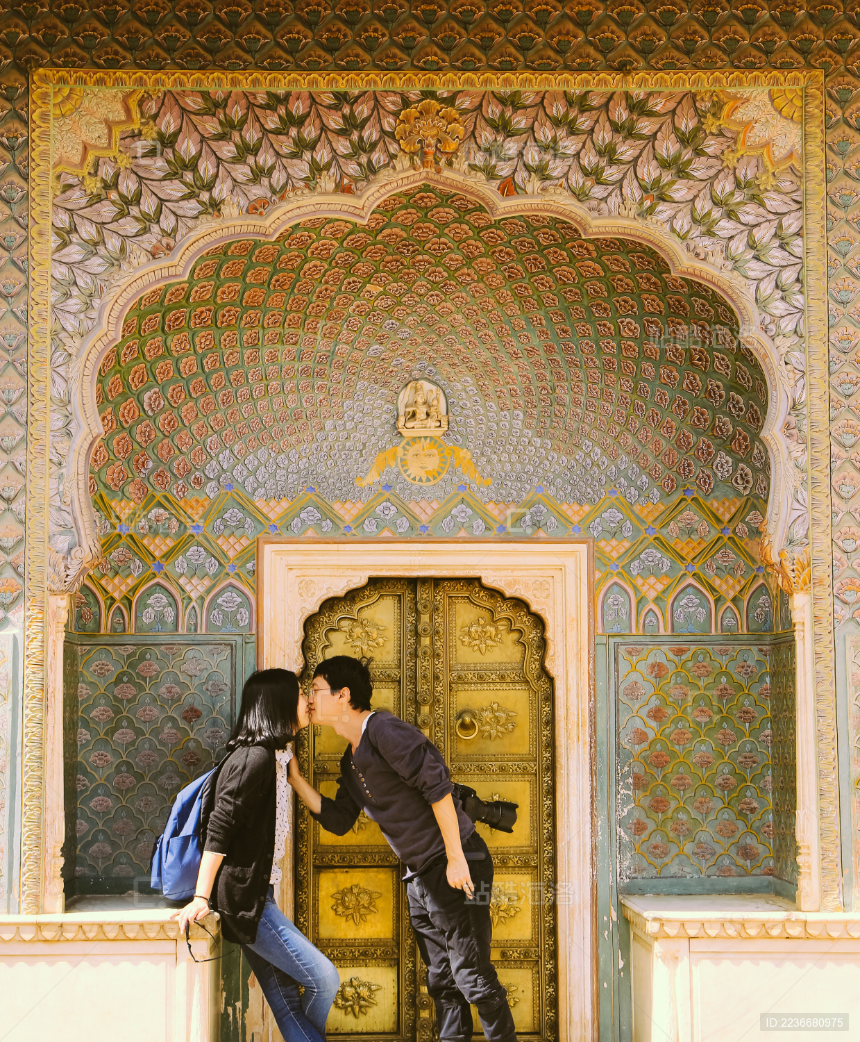 年轻情侣在印度斋浦尔城市宫殿中的玫瑰门的门前