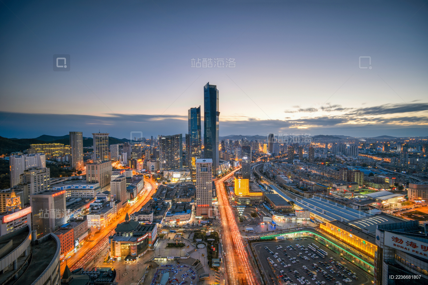 中国辽宁省大连市火车站夜景城市风光