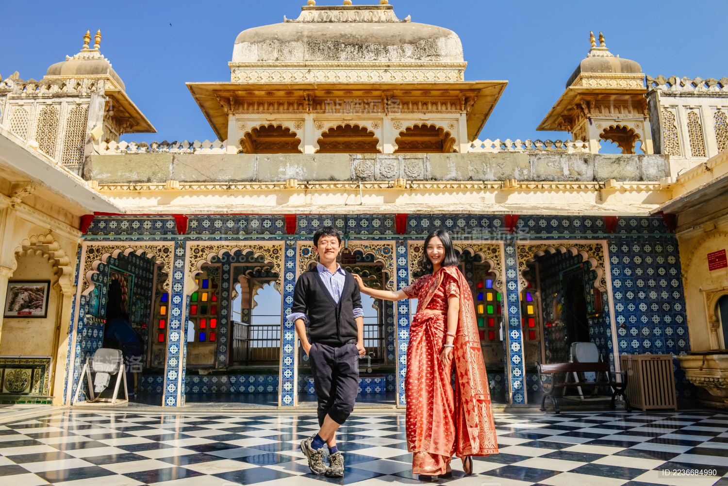 年轻中国情侣在印度乌代布尔的城市宫殿里