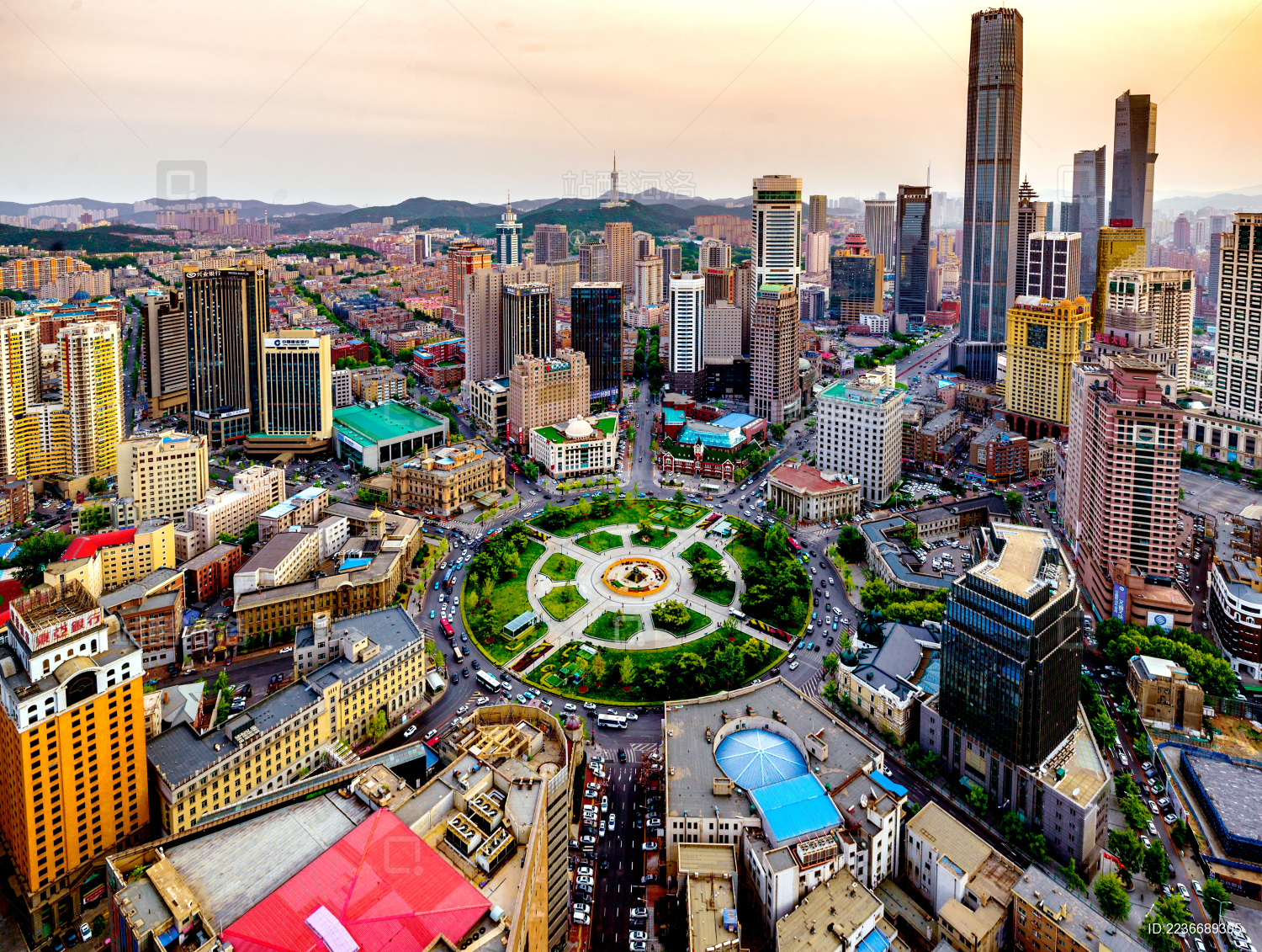 中国辽宁省大连市中山广场高视角傍晚