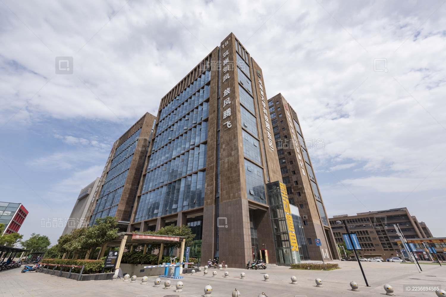 建设中的河南省大学科技园园区景观
