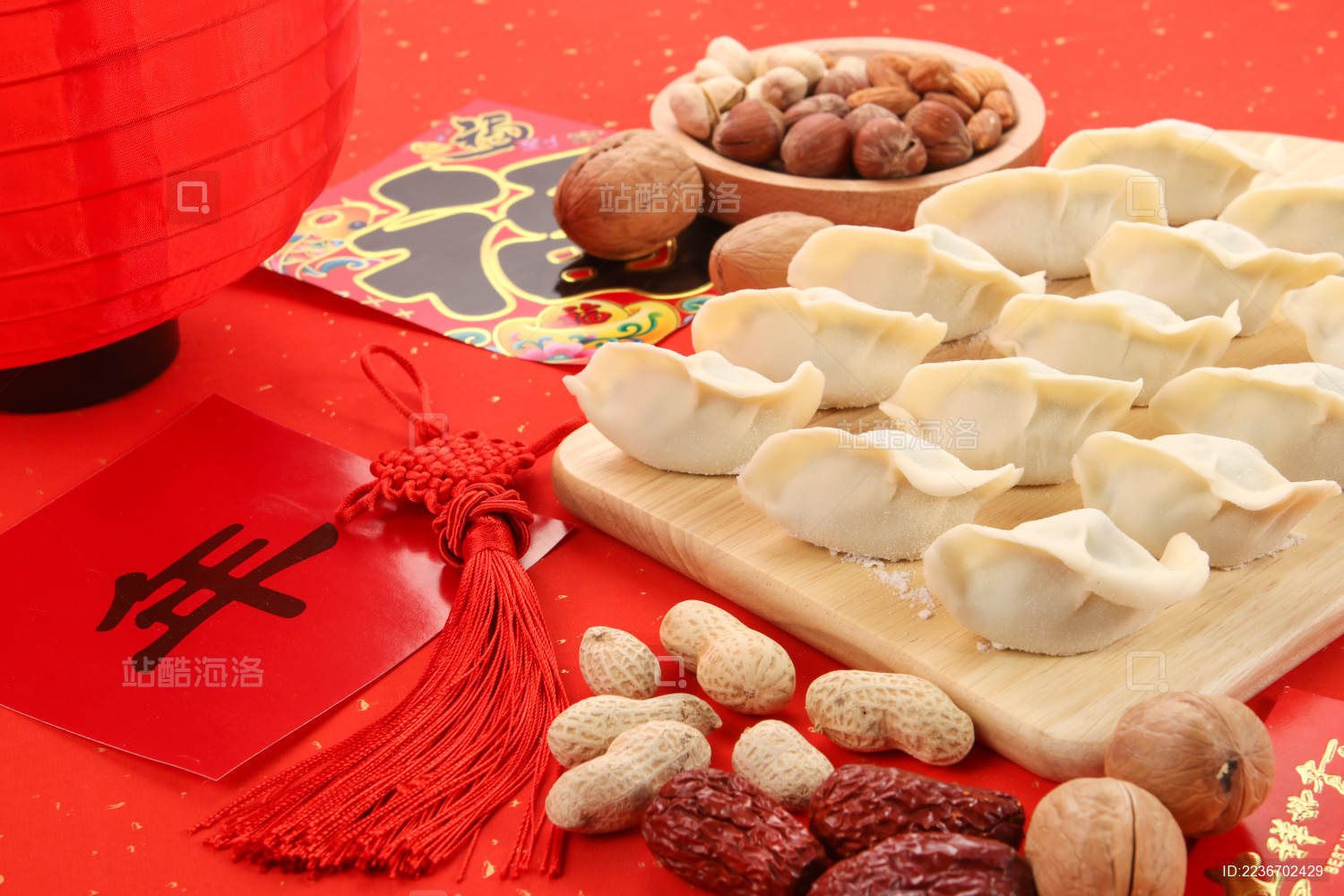 俯拍视角桌子上的饺子和春节装饰