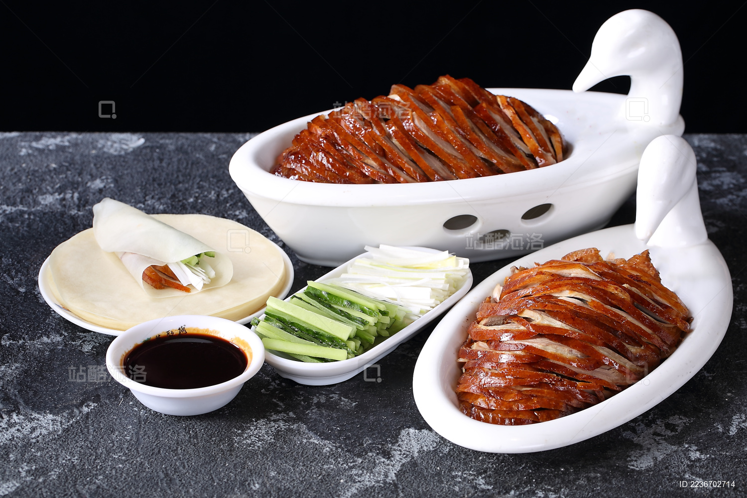 桌子上的面皮葱段黄瓜段酱料全套北京烤鸭套餐