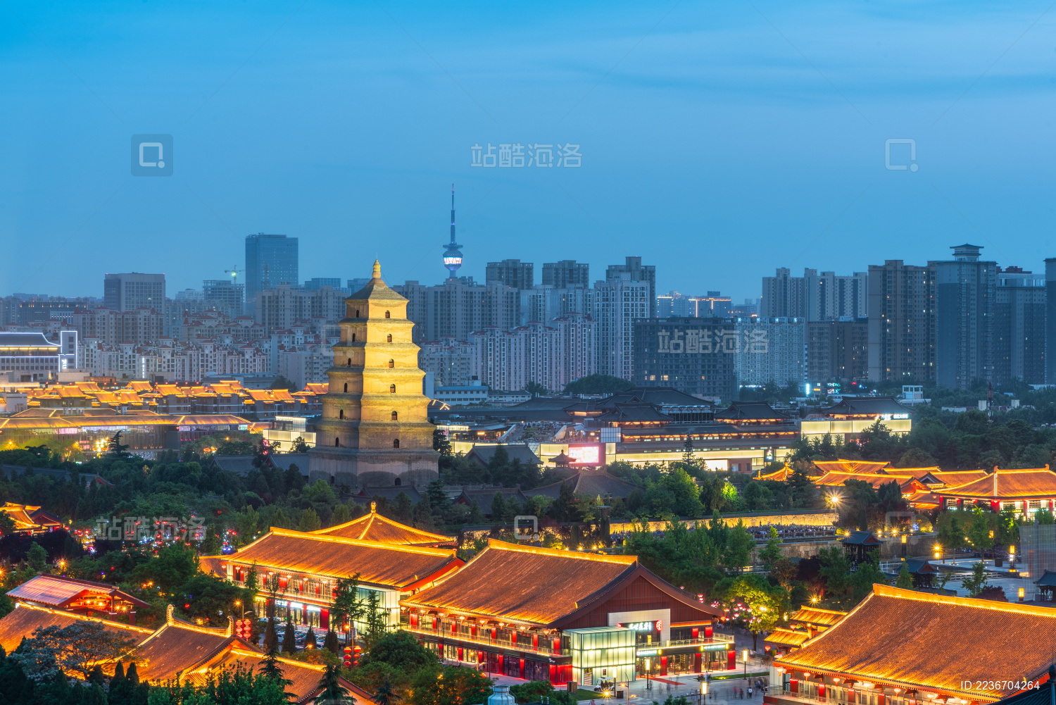 中国西安大雁塔和市区的现代建筑夜景