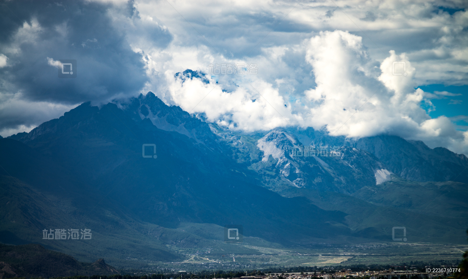 中国云南丽江玉龙雪山自然风光全貌