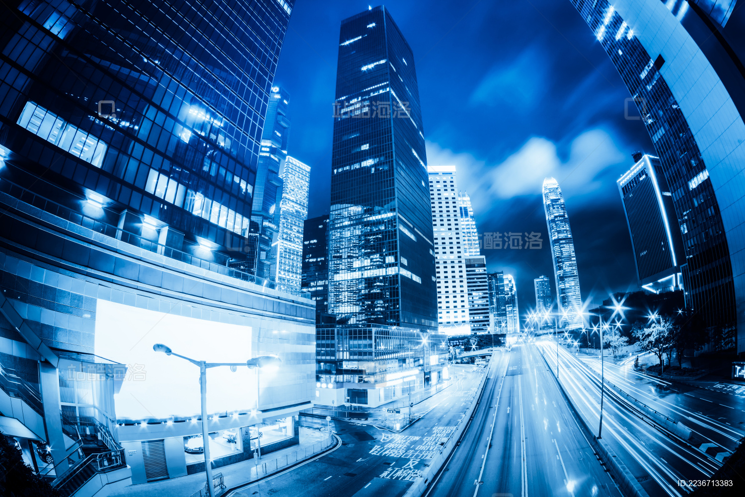 香港夜景 飞驰的汽车尾灯形成的光的轨迹