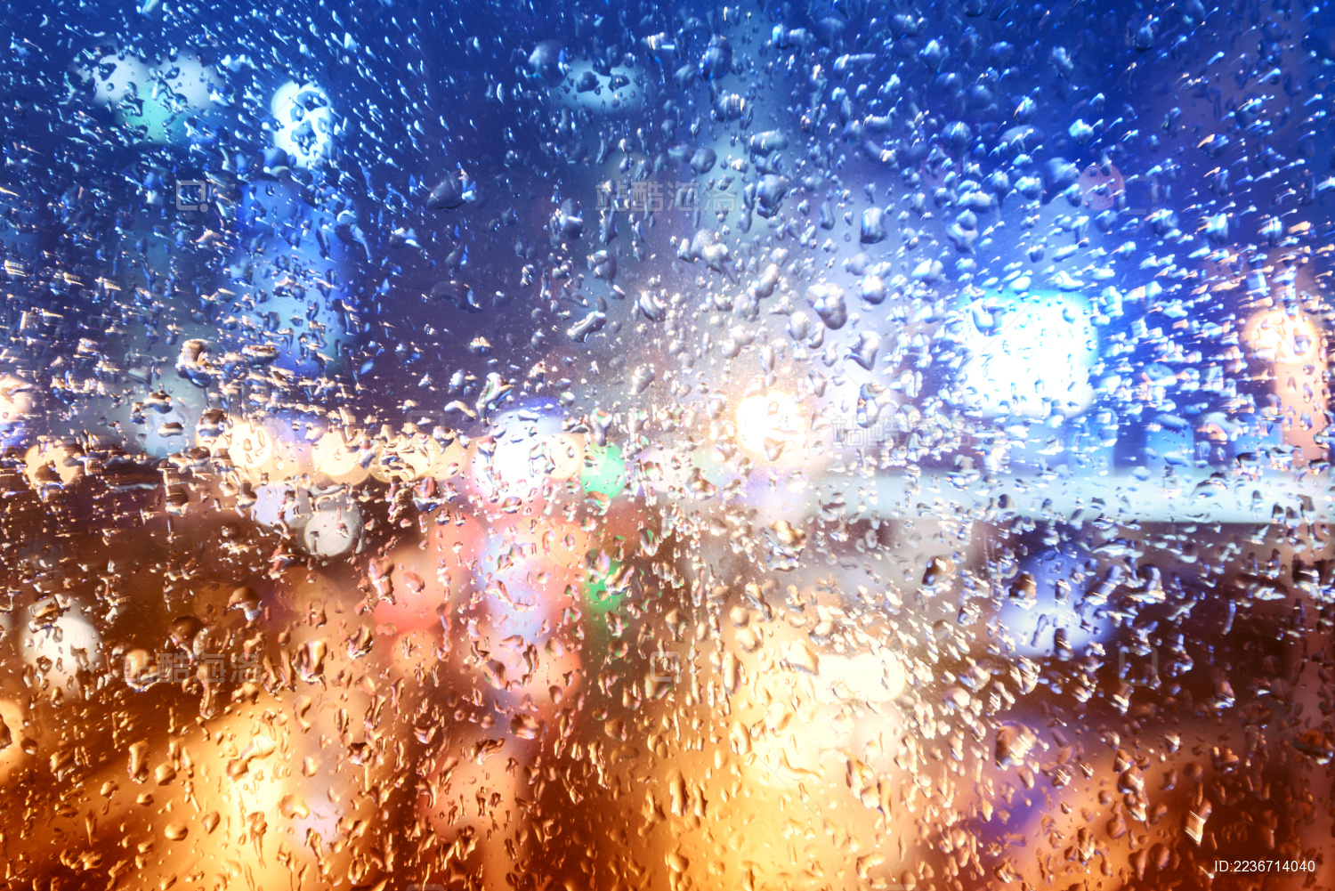 雨滴落在玻璃上 汽车尾灯形成的美丽光斑