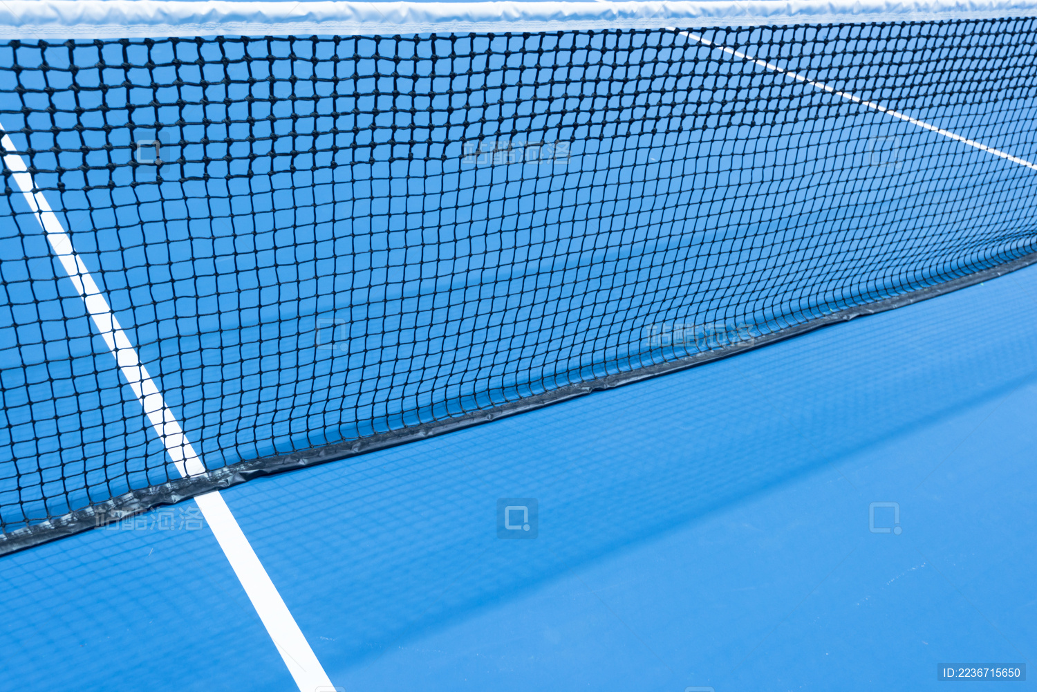 空旷无人的网球场
