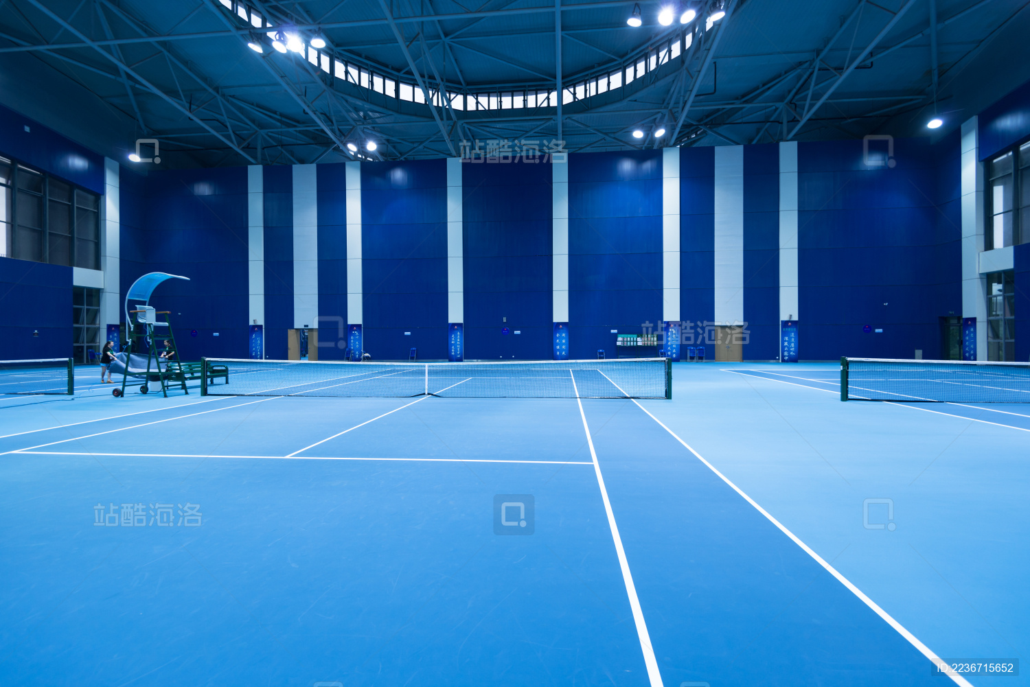 空旷无人的网球场